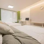 Mirae_Stay 52 New Open 1 Queen + 2 Single Beds
