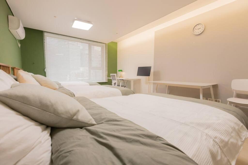 Mirae_stay 52 New Open 1 Queen + 2 Single Beds
