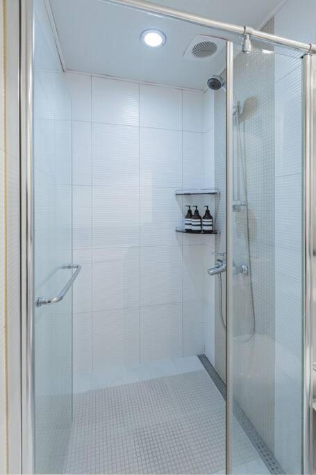 Mirae_stay 52 New Open 1 Queen + 2 Single Beds Seoul