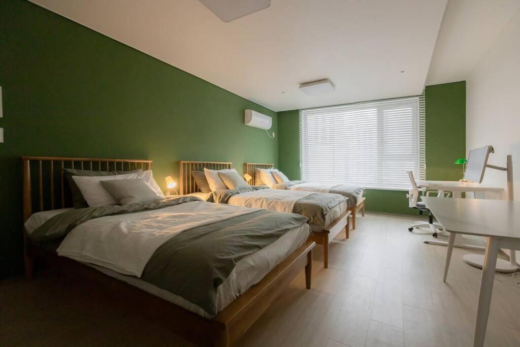 Mirae_stay 52 New Open 1 Queen + 2 Single Beds *