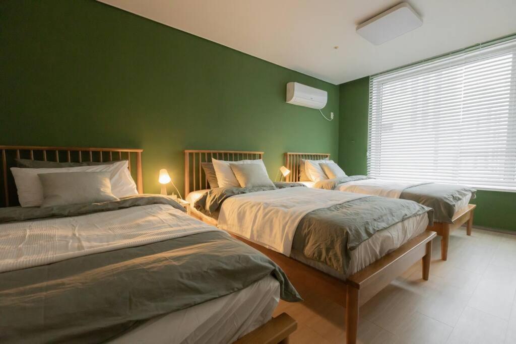 Mirae_stay 52 New Open 1 Queen + 2 Single Beds Apartment *