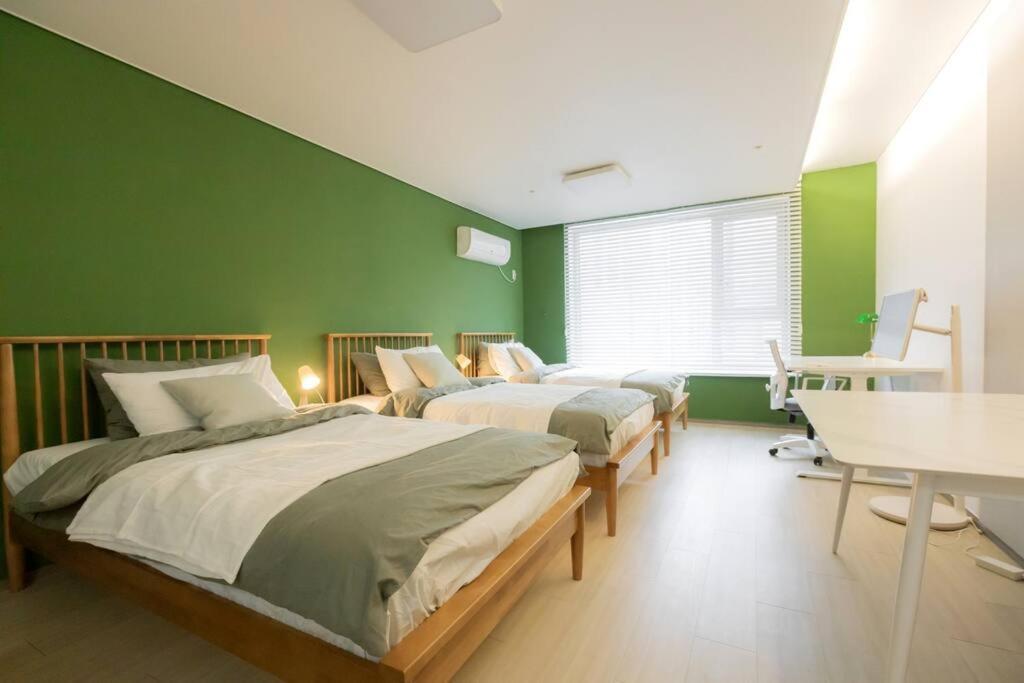 Mirae_stay 52 New Open 1 Queen + 2 Single Beds * Seoul