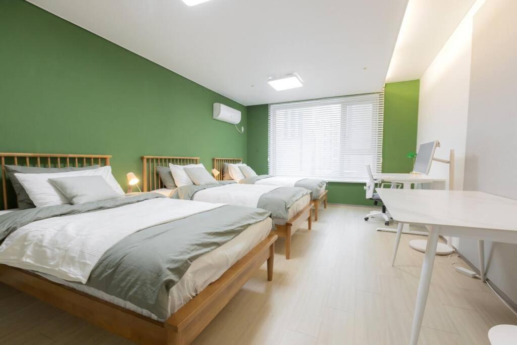 Mirae_stay 52 New Open 1 Queen + 2 Single Beds