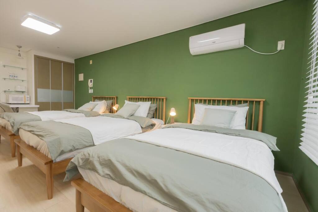 Mirae_stay 52 New Open 1 Queen + 2 Single Beds Apartment
